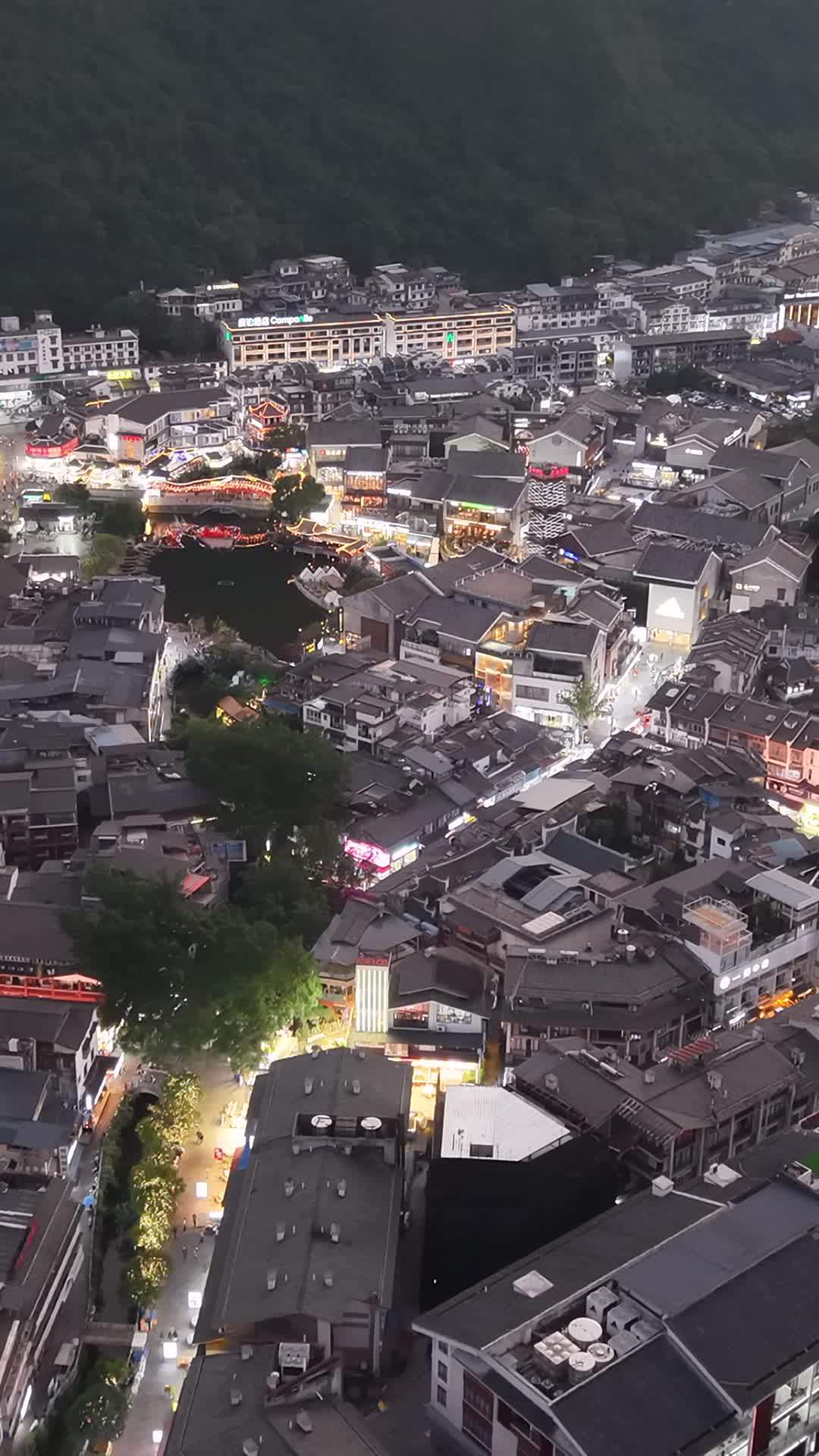 古镇夜色繁华