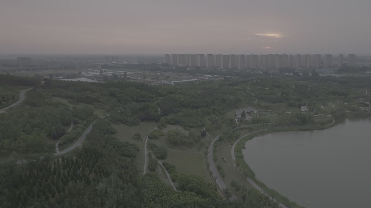 湖畔森林的日落景色