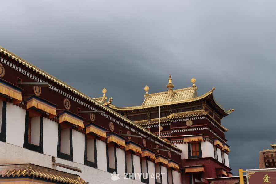 藏式寺庙与乌云