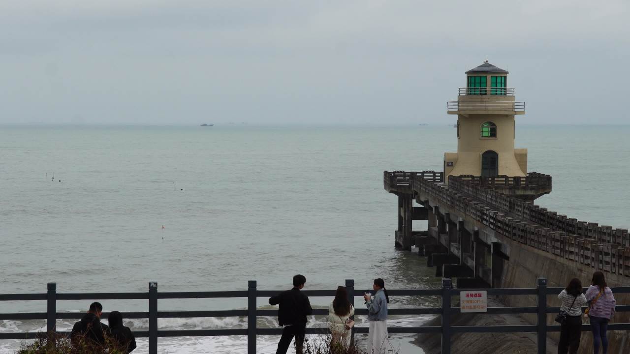 海边灯塔下的宁静时光