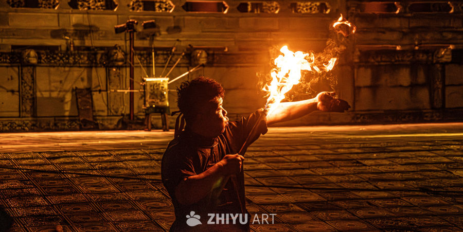 火舞表演：夜幕下的艺术盛宴