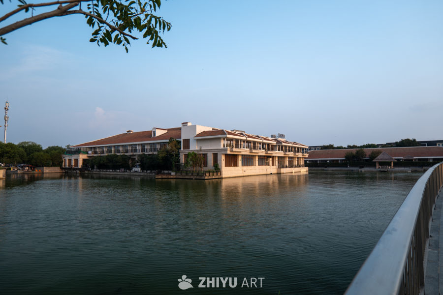 湖畔红顶建筑黄昏景