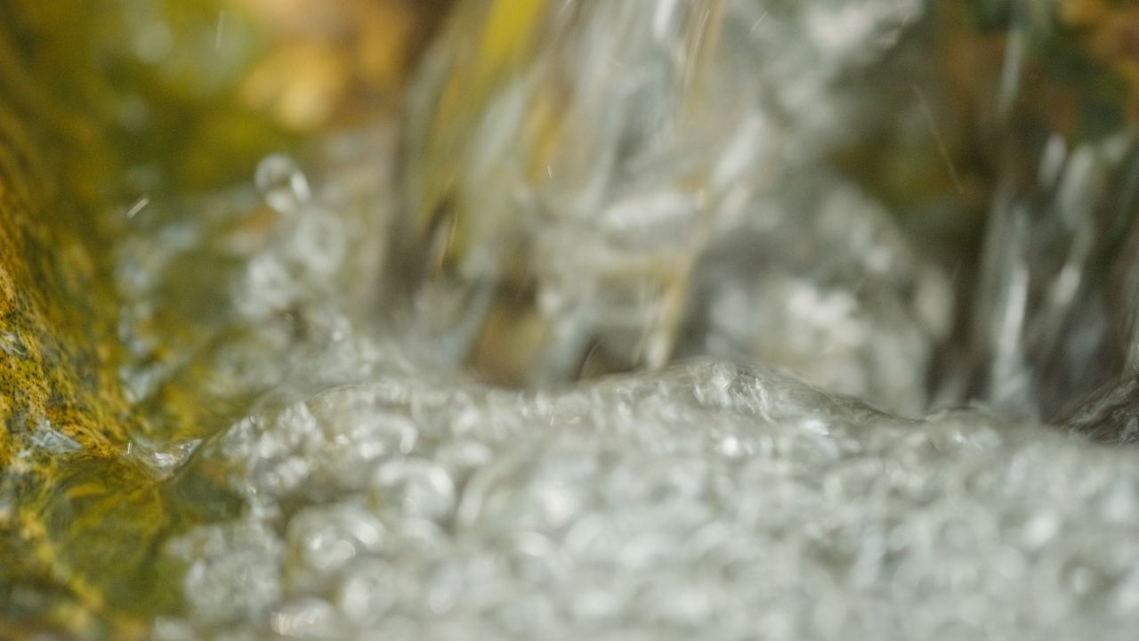 清澈山泉水温泉矿泉水小溪山涧 2