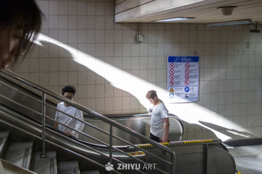 地铁站的阳光与行人