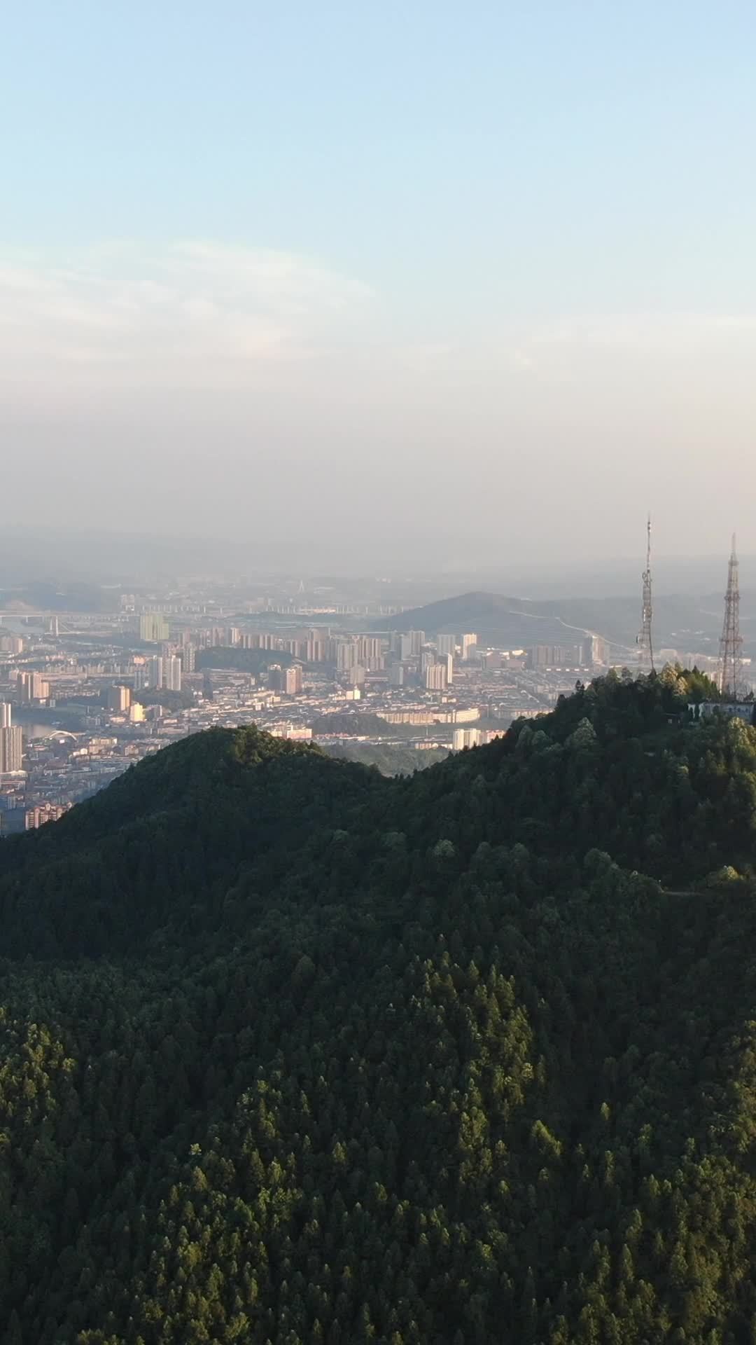 山巅城市的日落景色