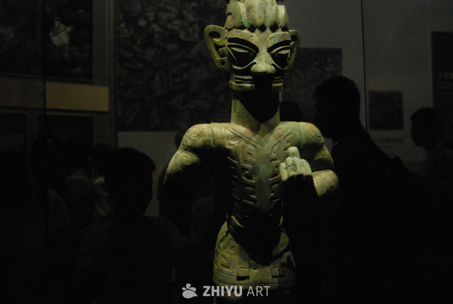 神秘的青铜雕像