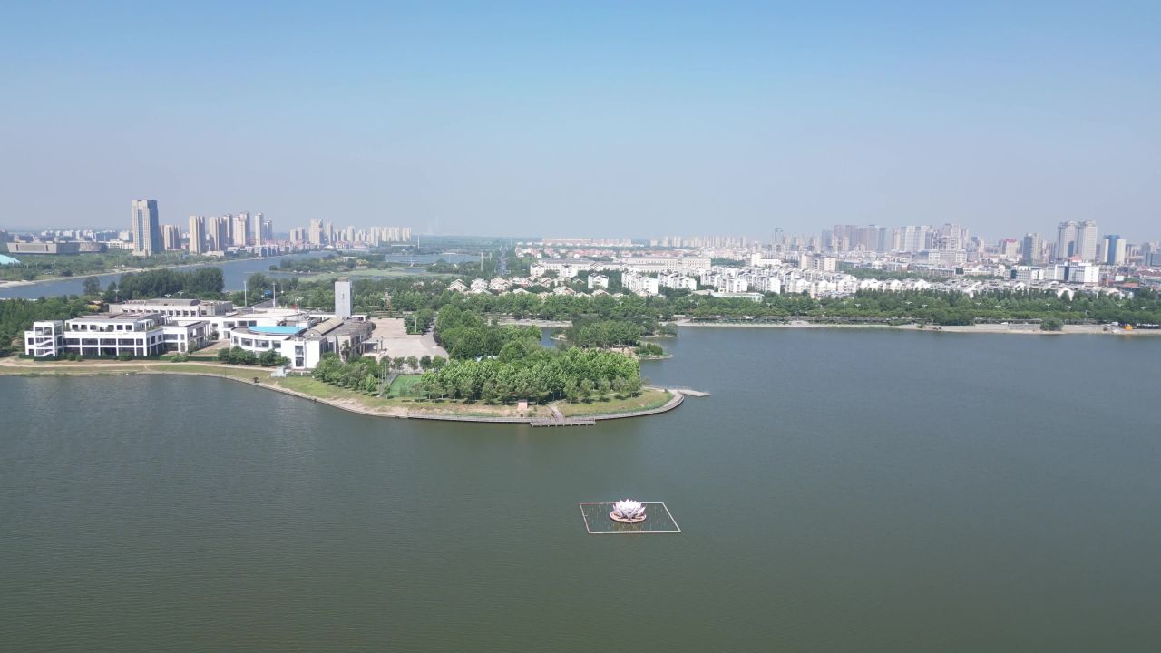 航拍山东东营清风湖公园