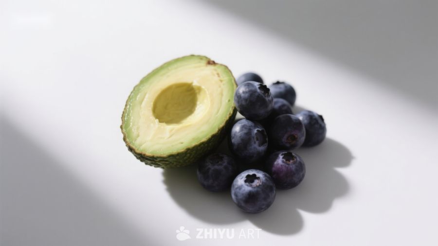 牛油果与蓝莓的静物组合