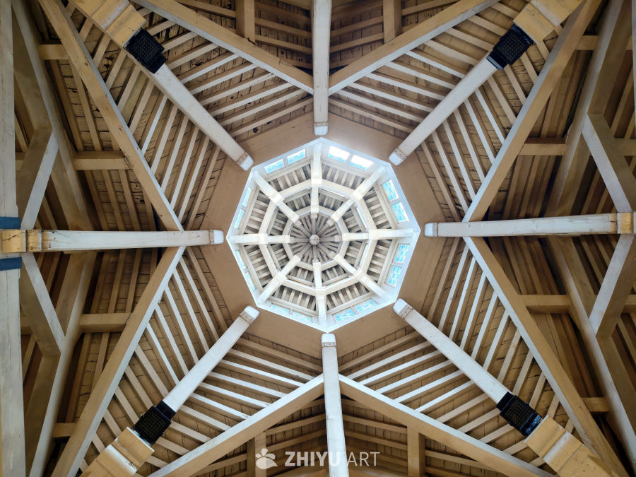 六角形木质穹顶建筑内部景观