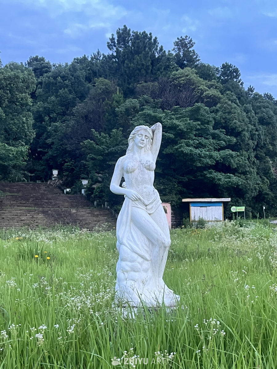 静谧的草地上的女神雕像