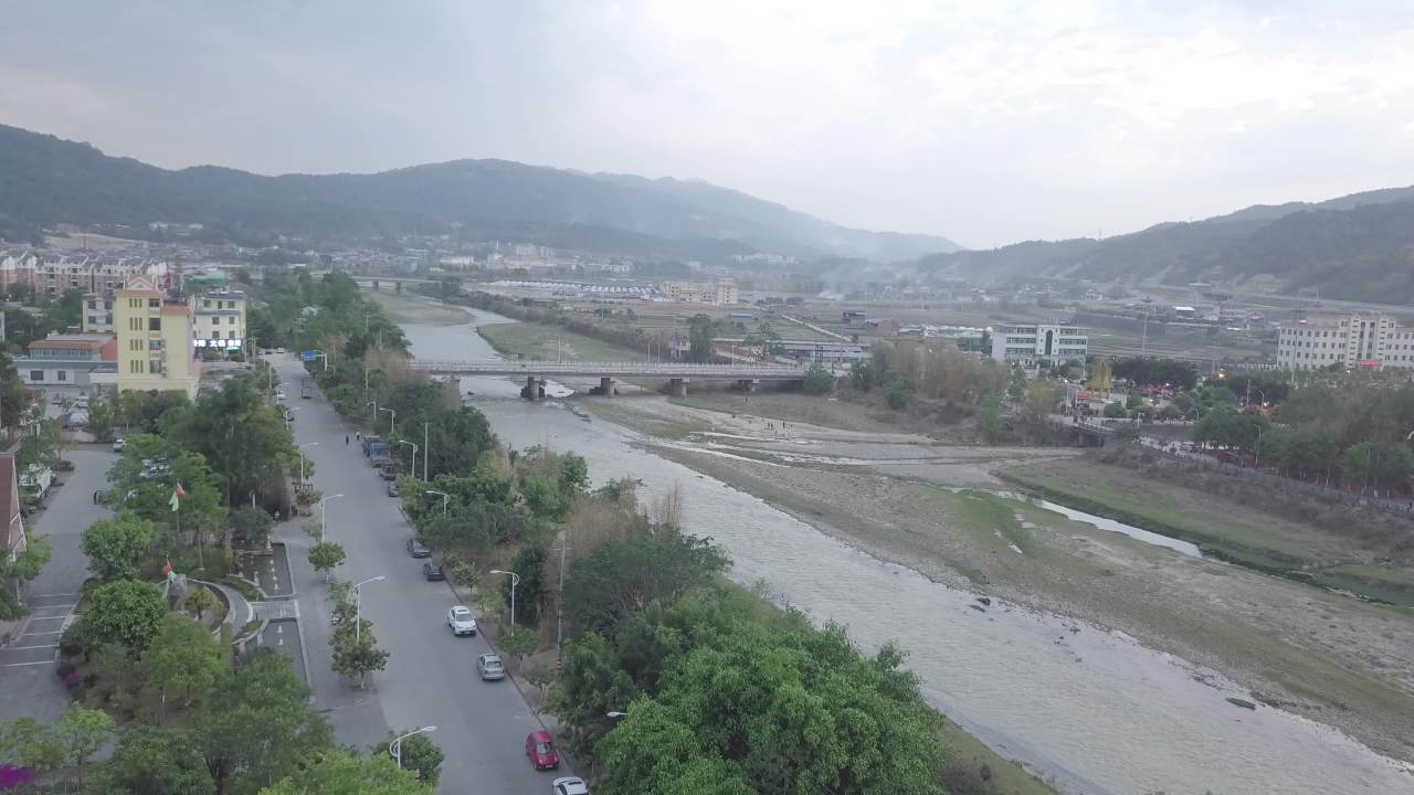 河畔城市的宁静时光