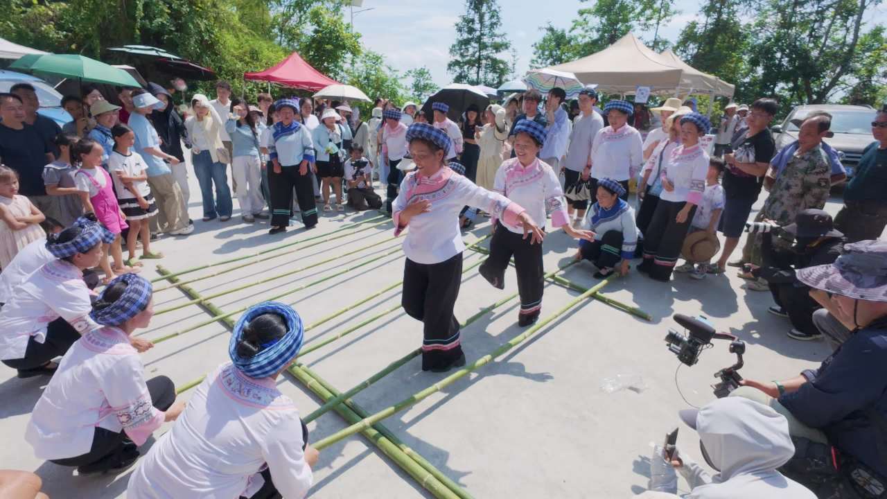 4k少数民族竹竿舞  游客体验竹竿舞