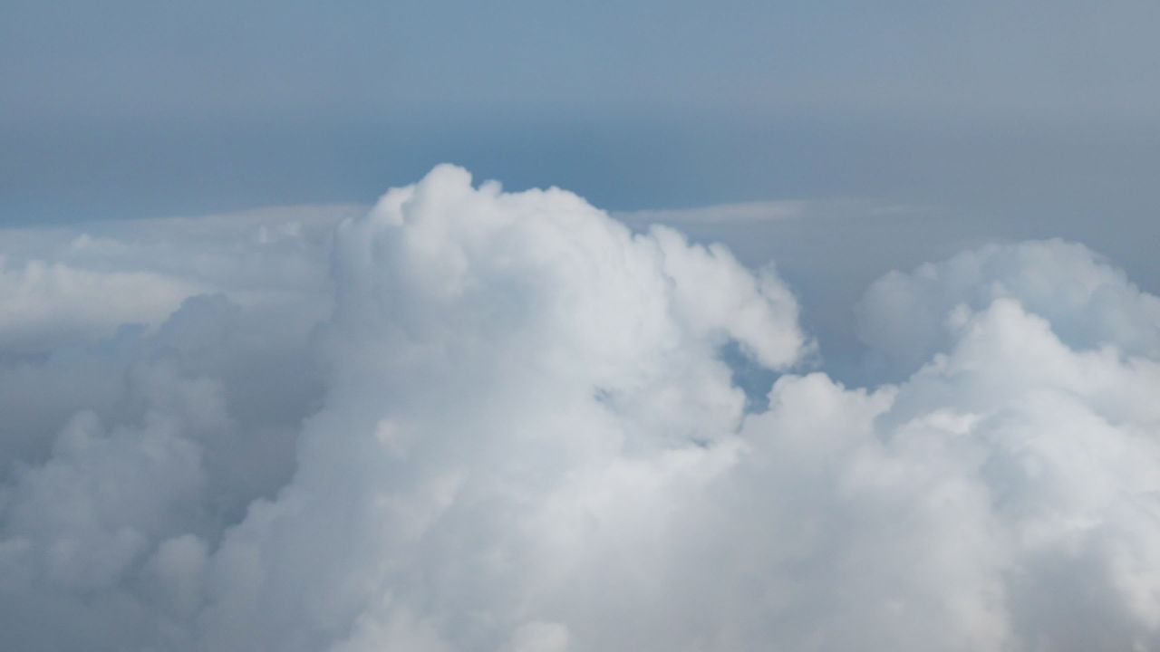 飞机上的视角高空中的云朵