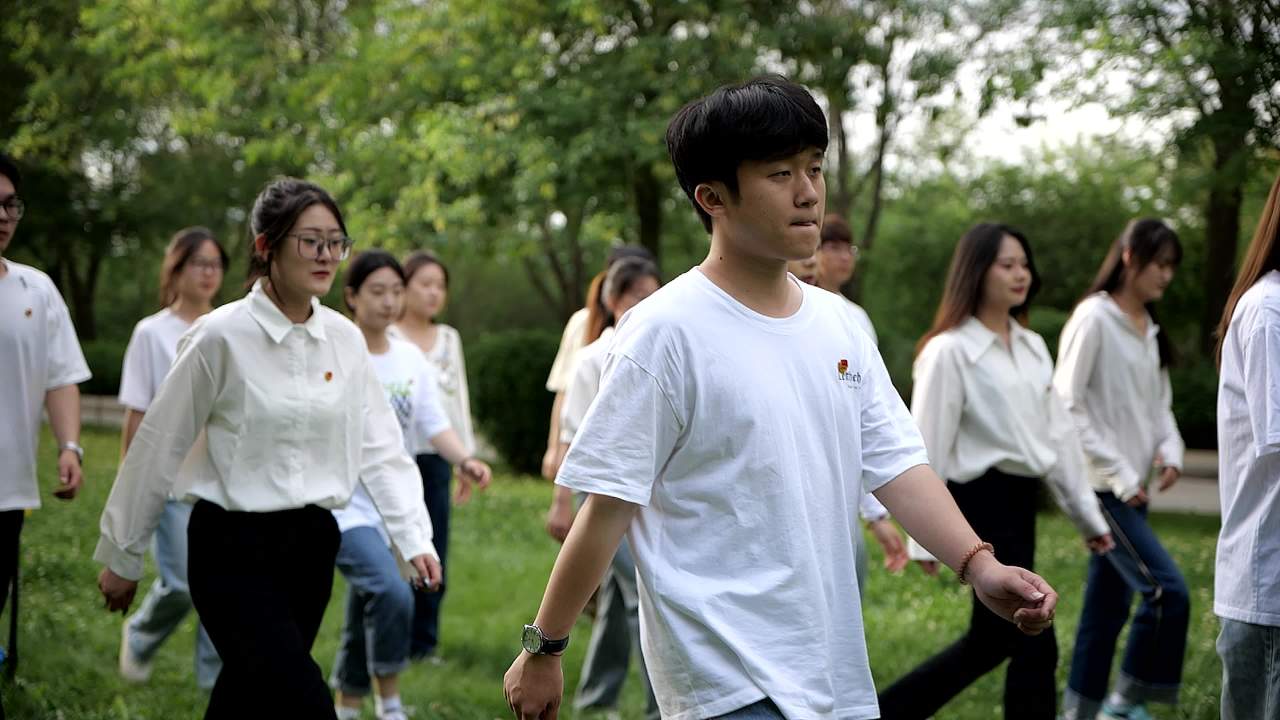 大学生们一起前行