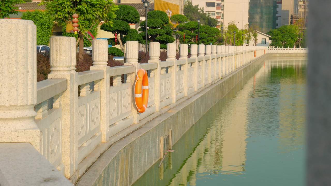 湖面安全救生圈 倒影