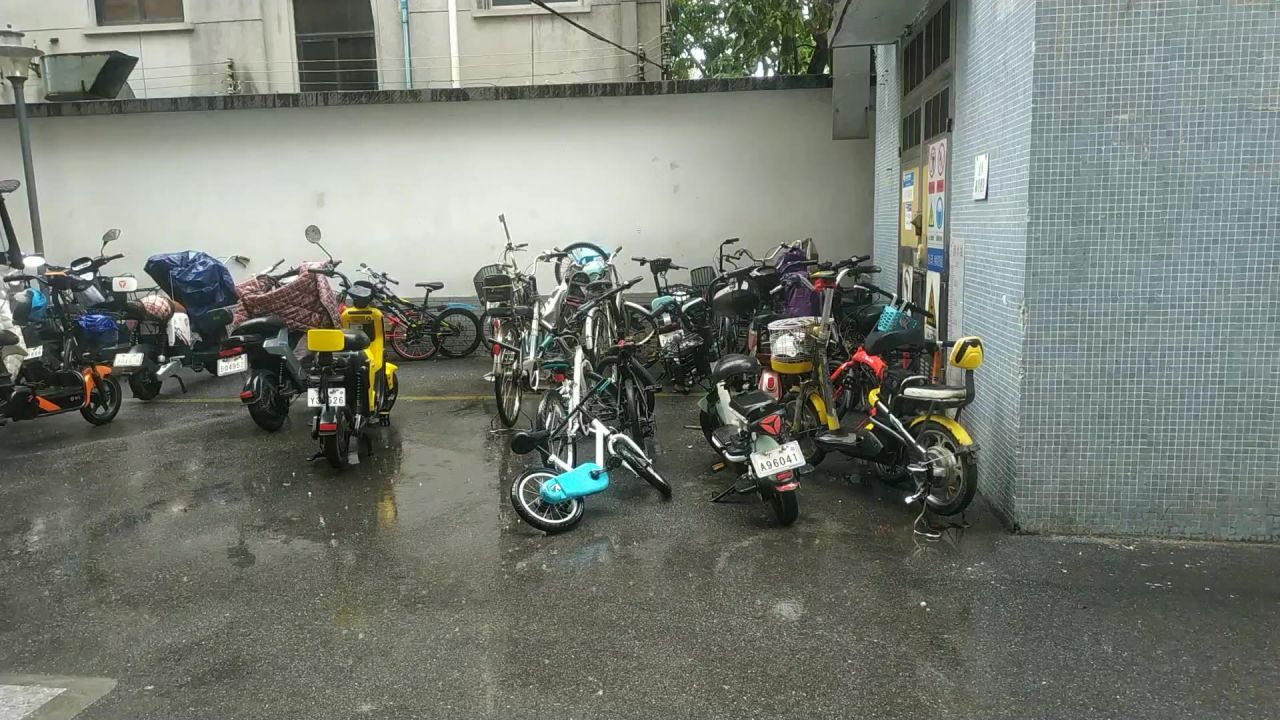 雨中小区的自行车和电动车