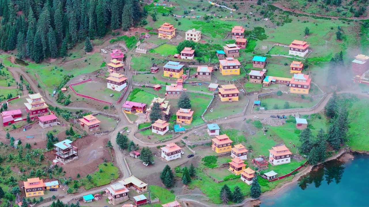 川西措卡湖唯美自然风光特色建筑