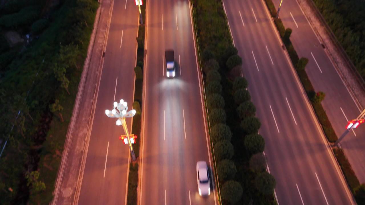 夜幕下的高速公路