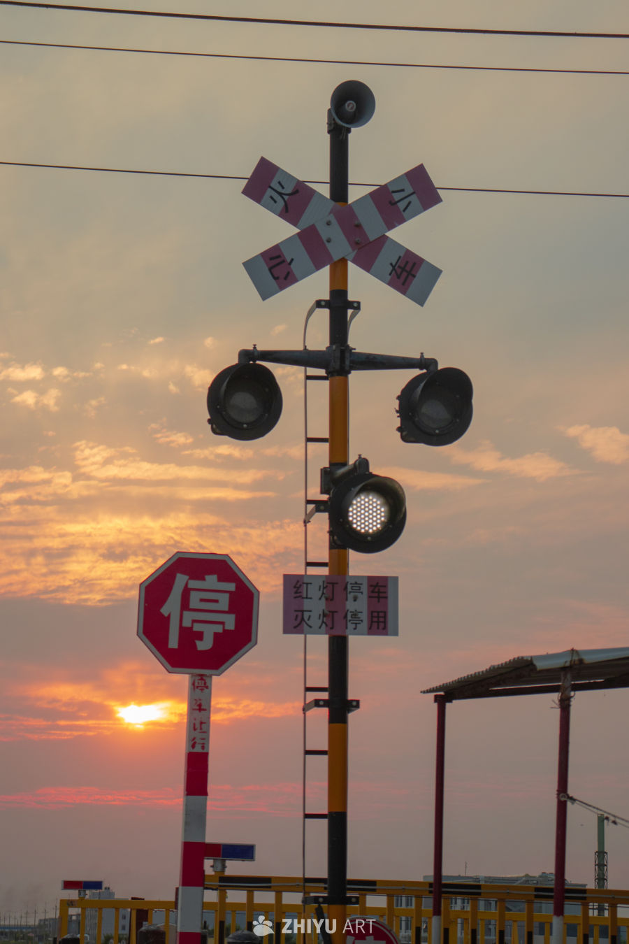 铁路道口夕阳图