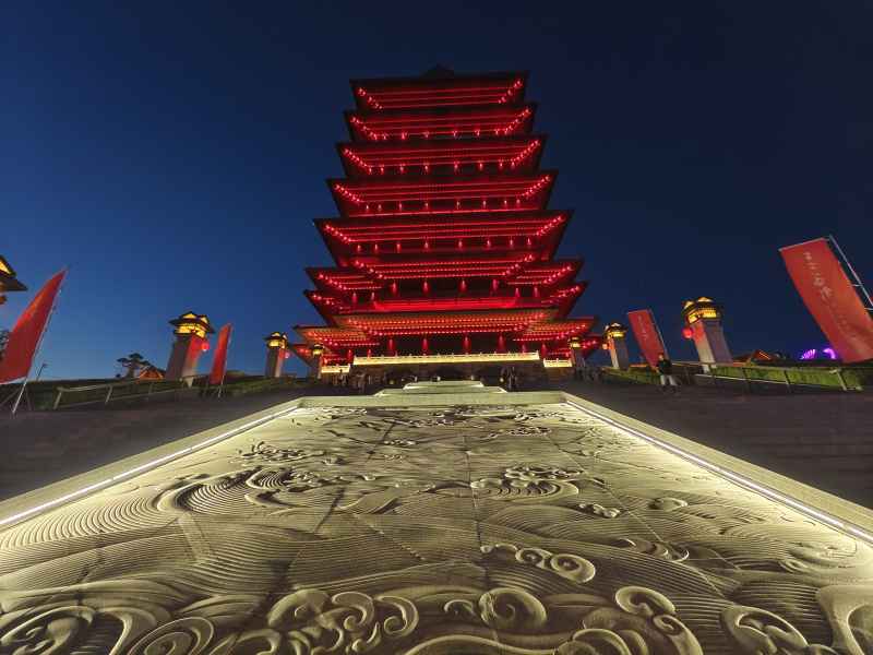 夜幕降临，黄河楼