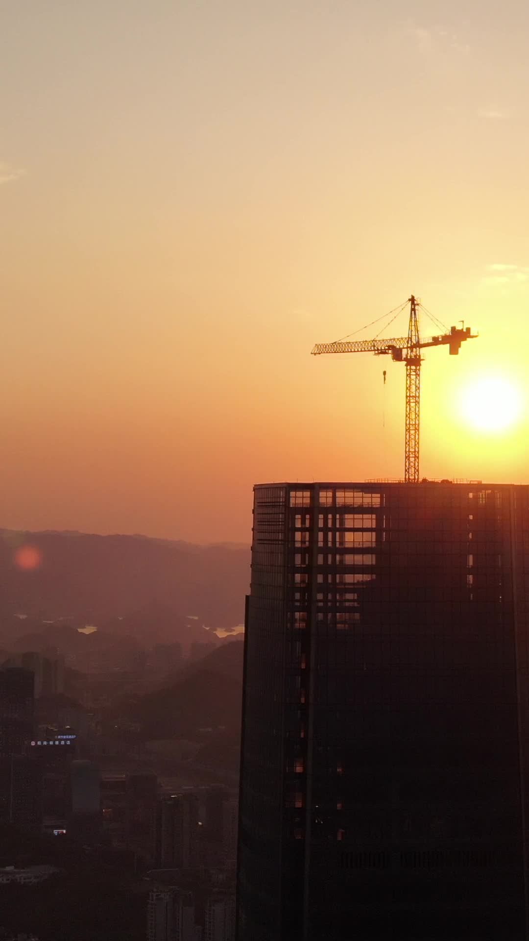 日落下的城市建筑
