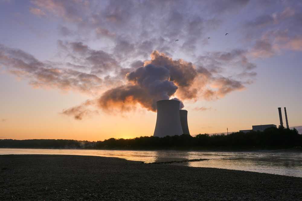 核发电厂冷却塔日出