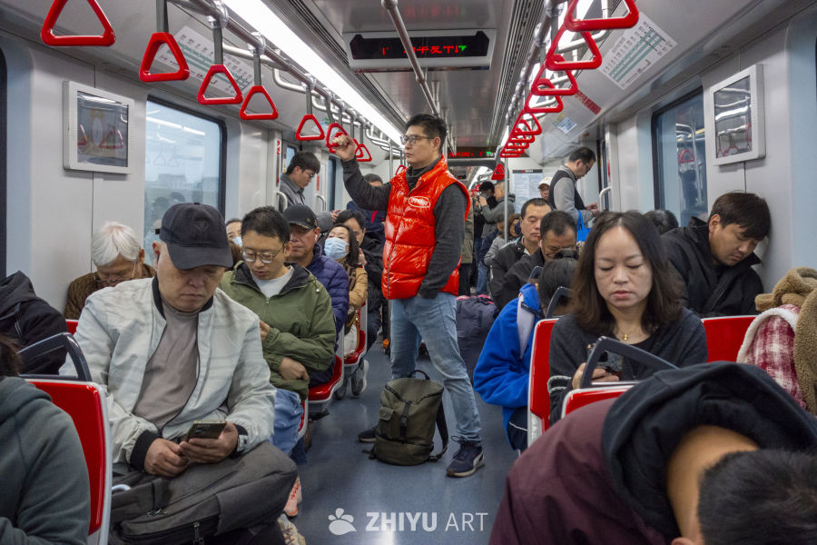 地铁车厢内的日常景象