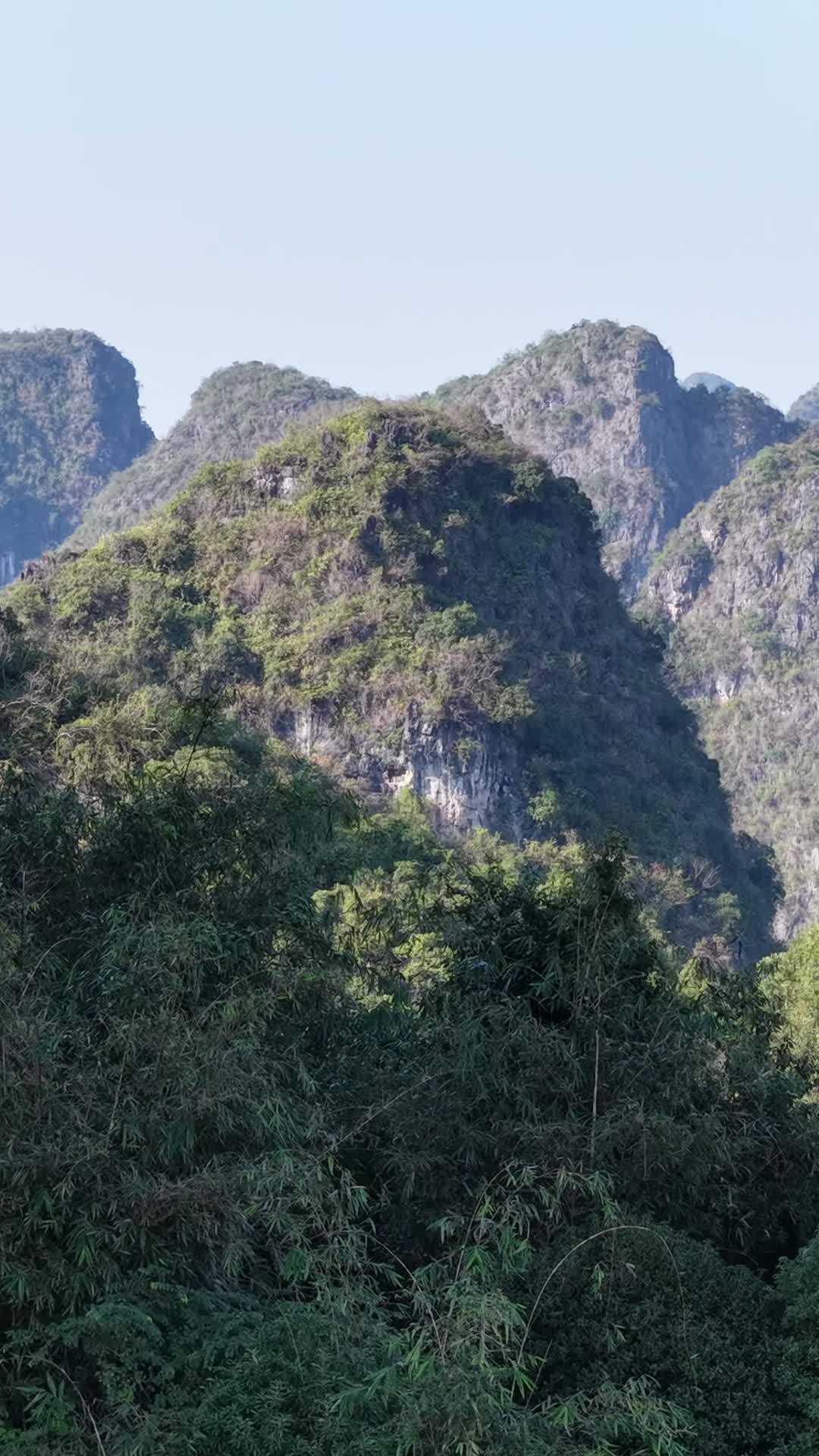 洞穴视角下的山林奇观