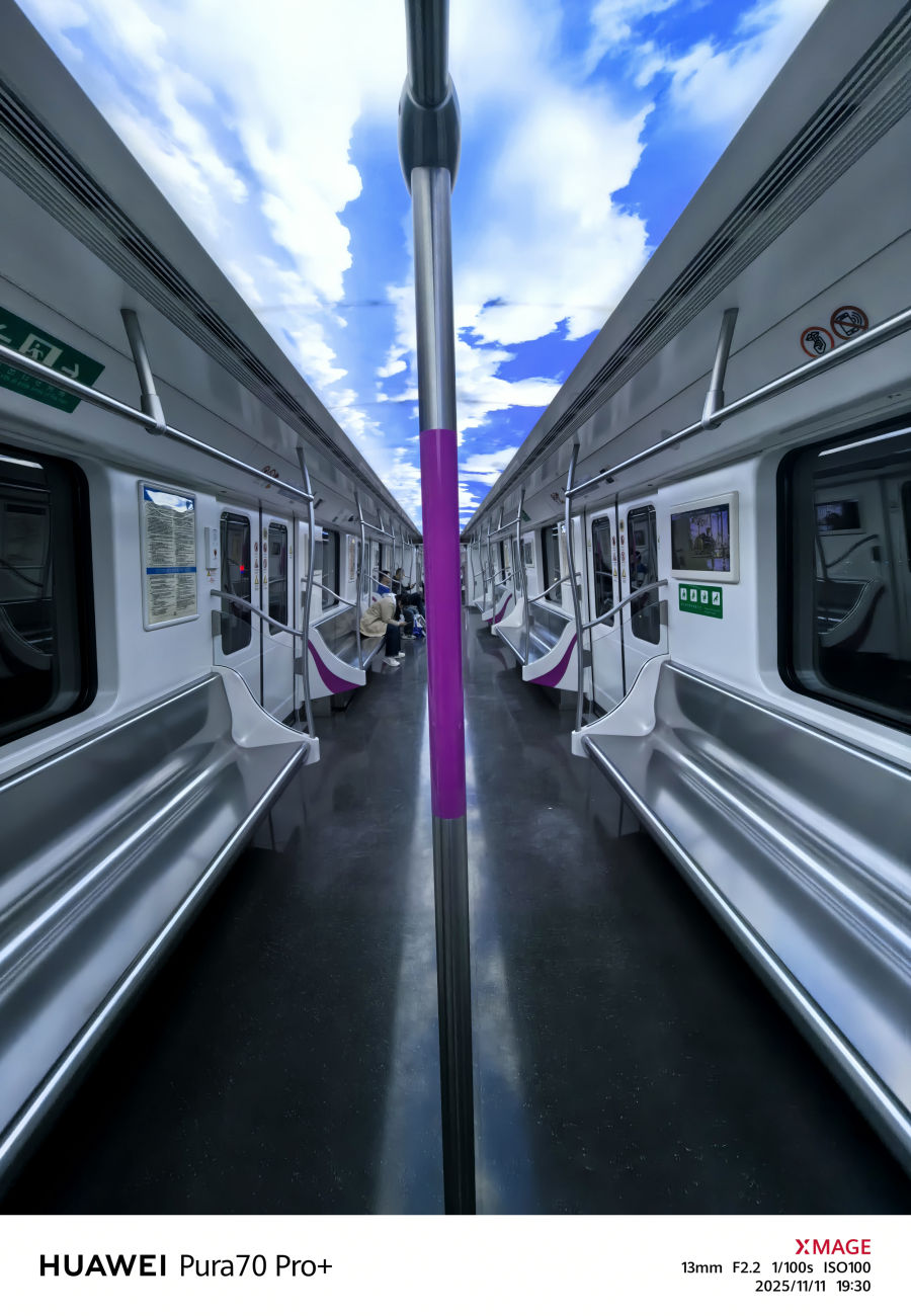 在地下穿梭时，抬头遇见蓝天白云，仿佛闯入了另一个世界。