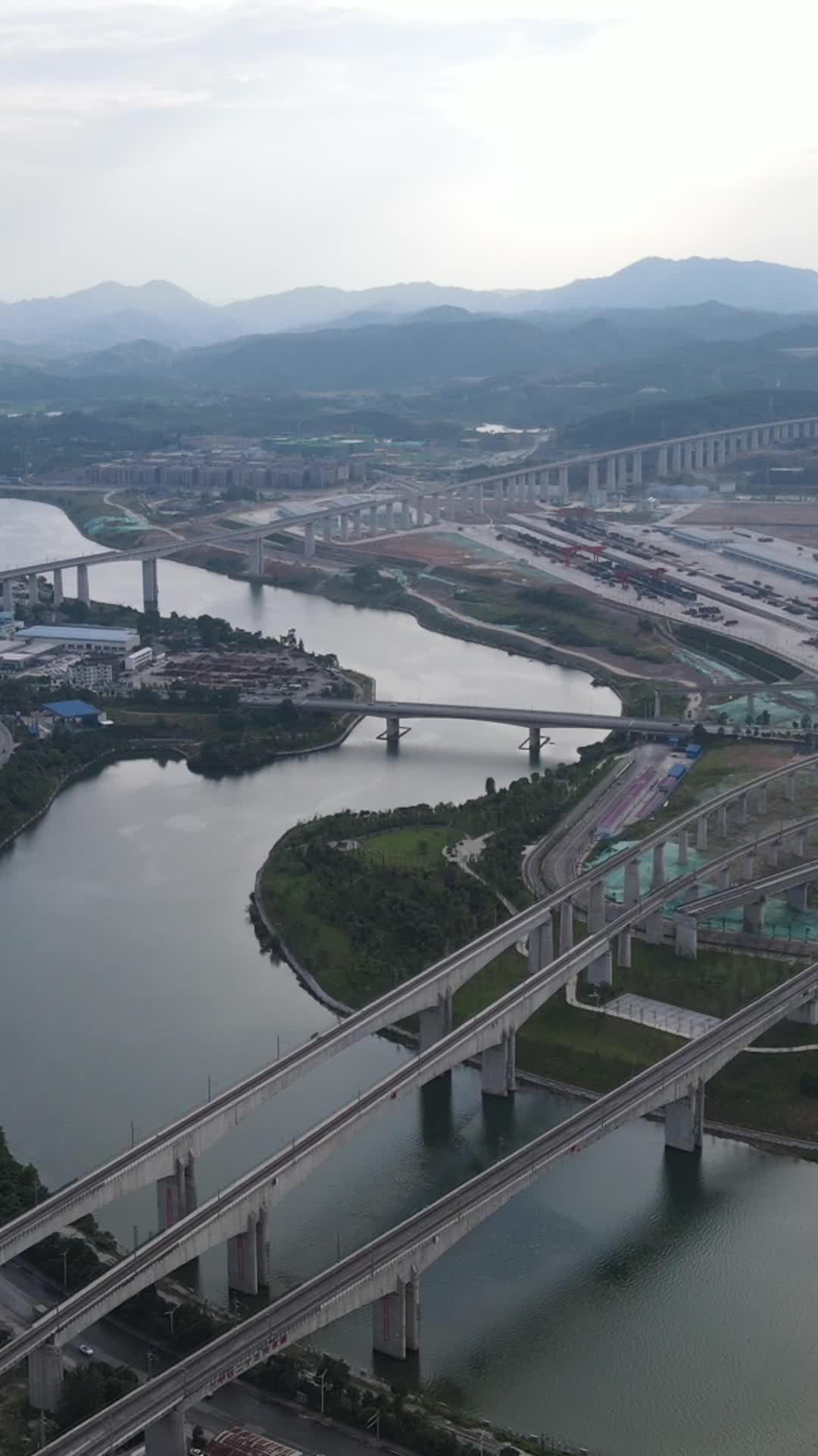 河畔桥景与都市风光