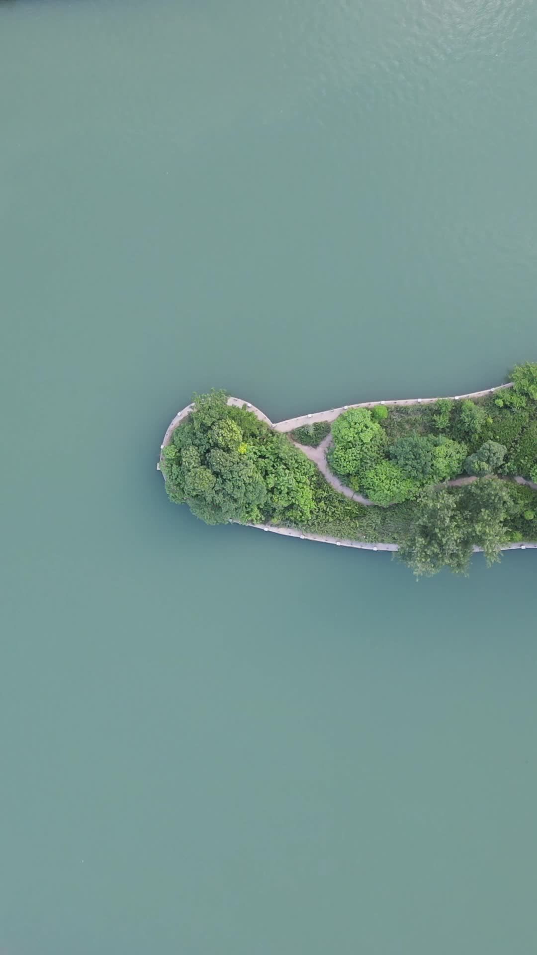 湖畔绿岛