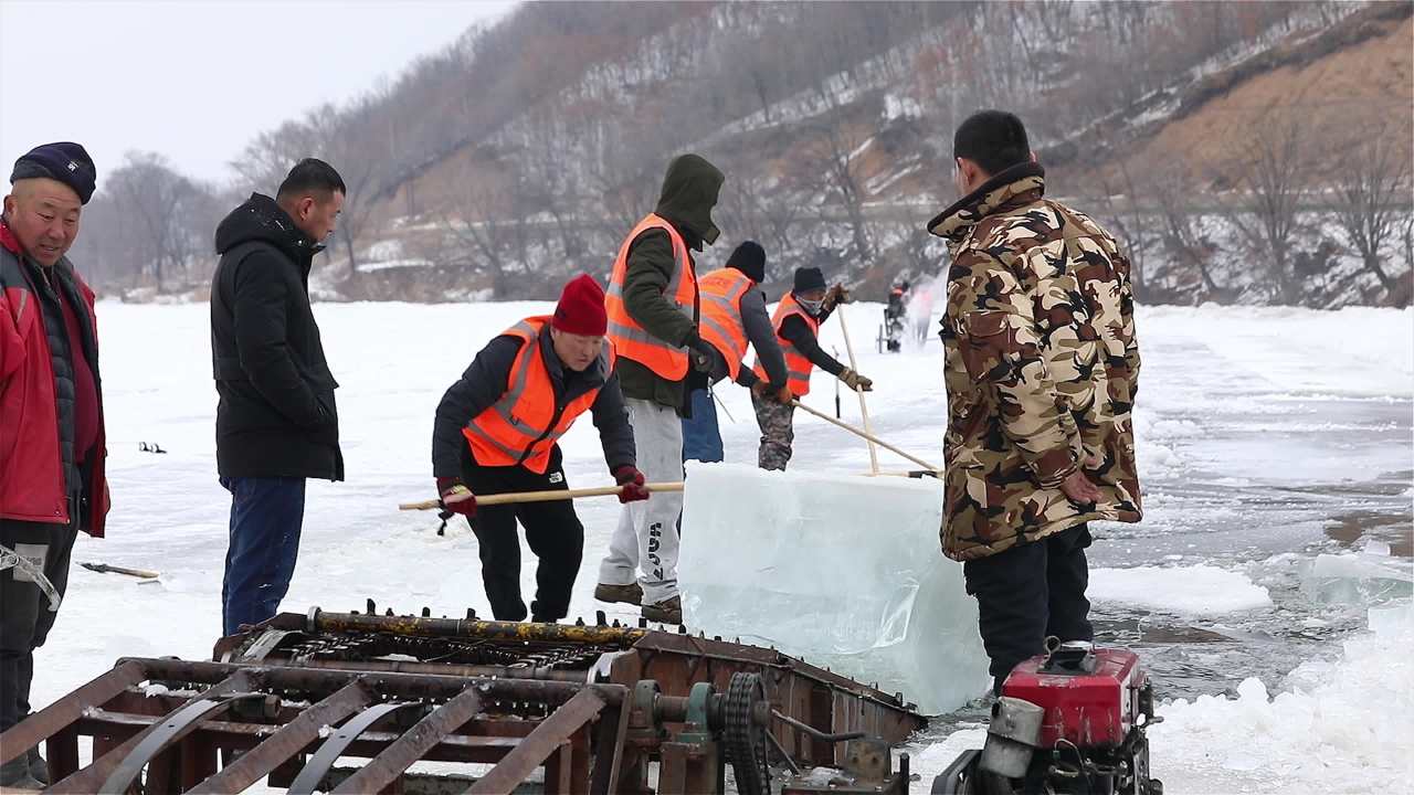 湖面取冰