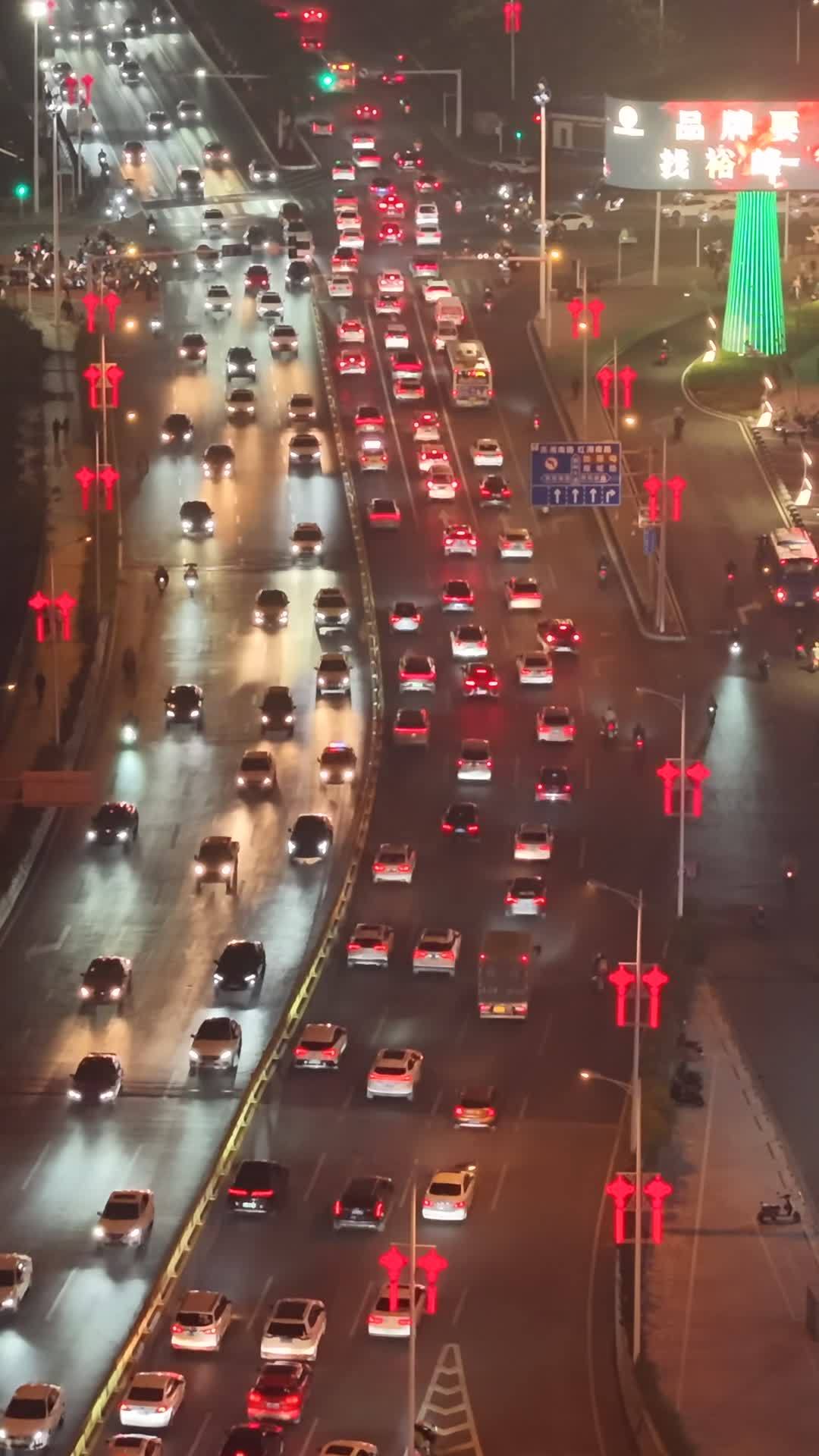 夜幕下的城市拥堵