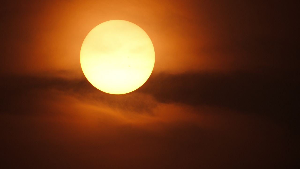 太阳日出日落夕阳逆光刺眼星芒