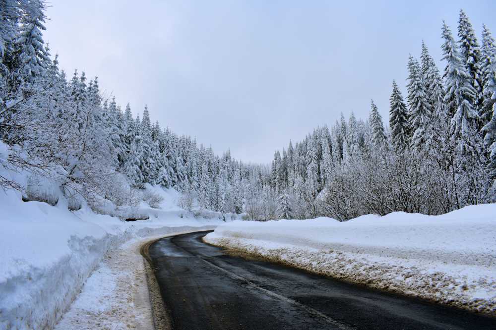 冬天雪白路农村冷景观和平