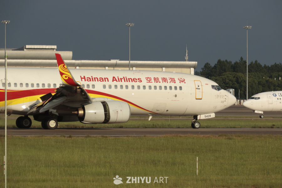 海南航空飞机在机场准备起飞
