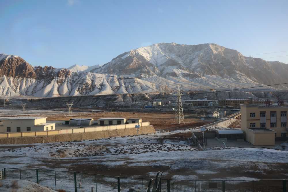 雪山下的村庄