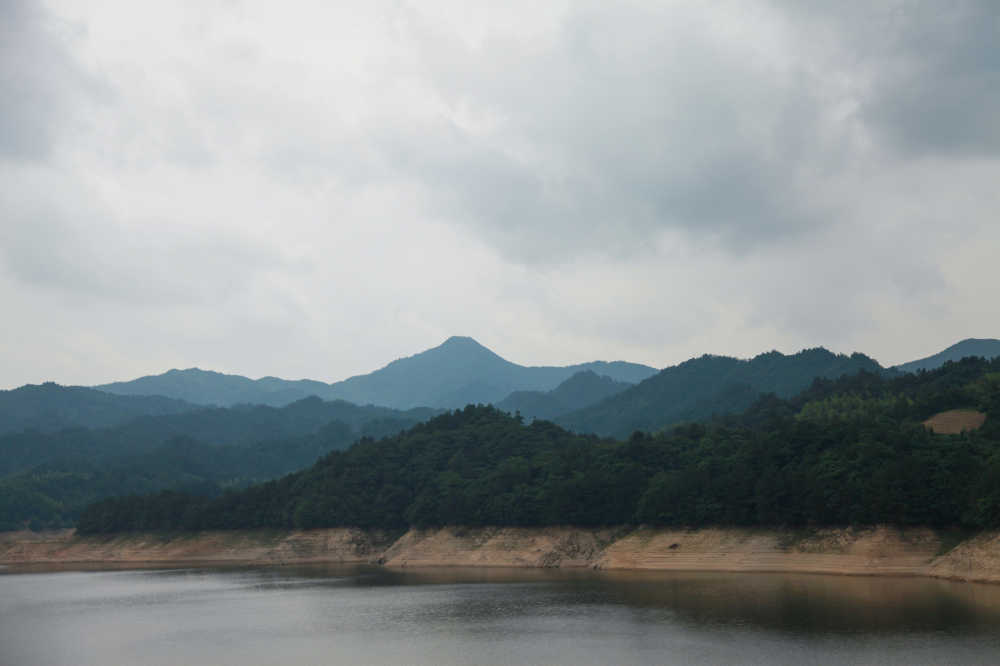 山峦和水库