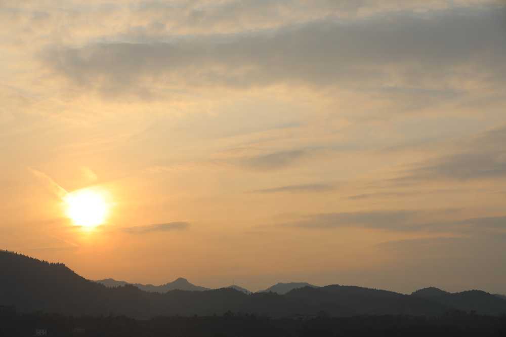 太阳和山