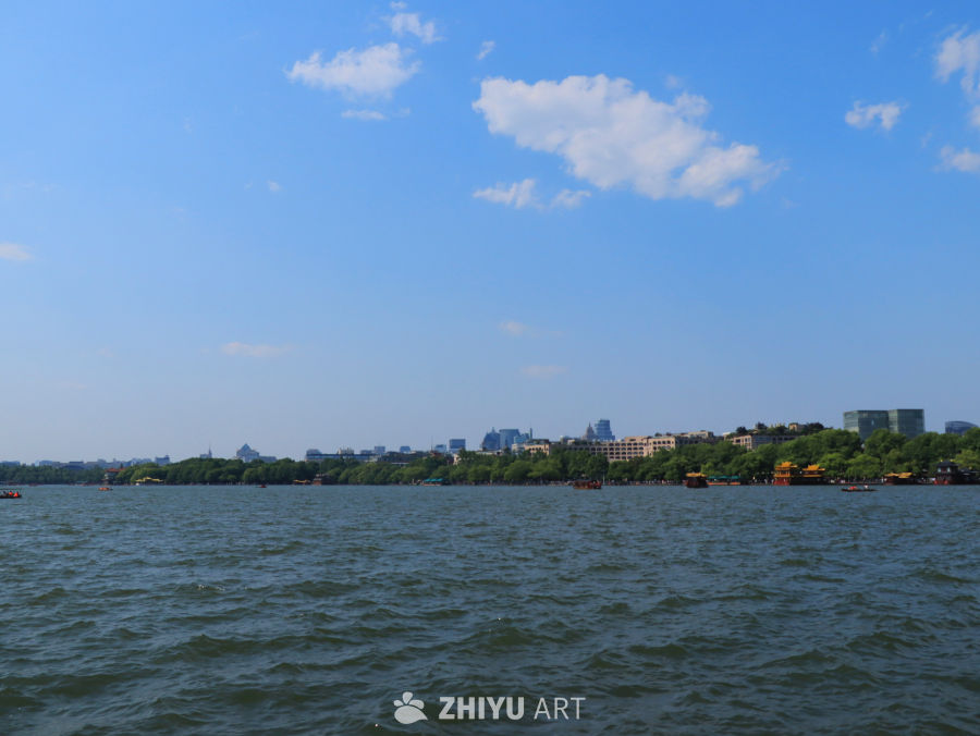西湖晴空下的城市风光