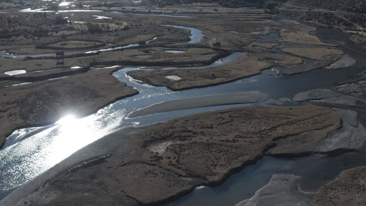 西藏秋季山间湖泊全景
