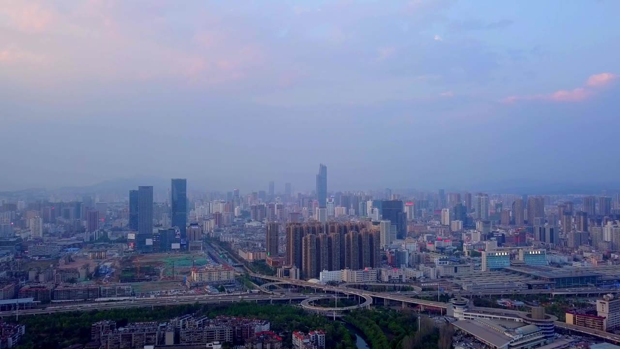 夕阳下的繁忙都市