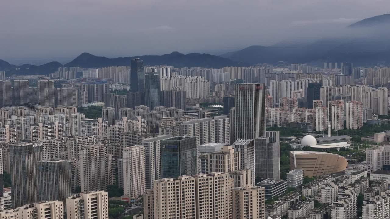 云端俯瞰现代都市
