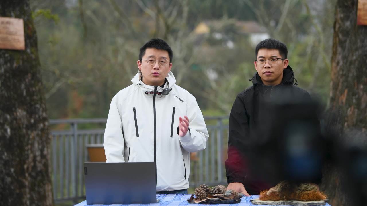 4k年轻人乡村直播  乡村振兴直播拍摄