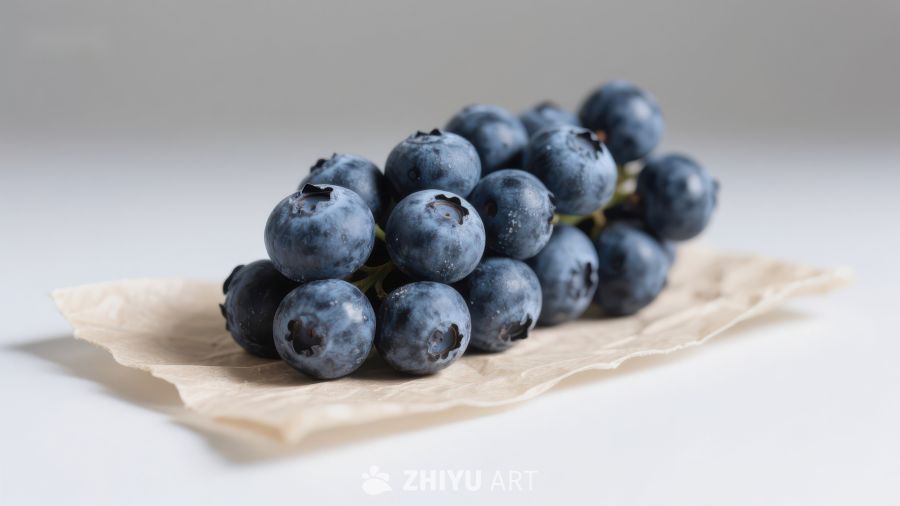 新鲜蓝莓静置在浅色纸巾上