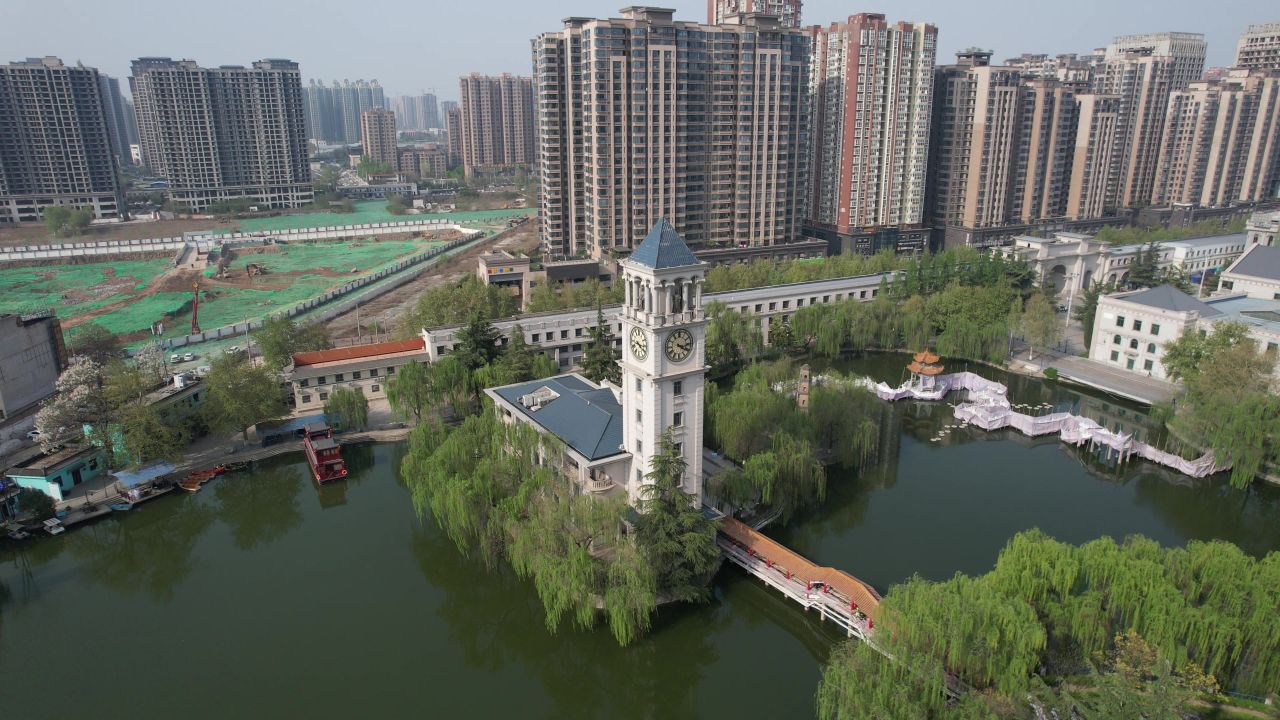 西安外事学院鱼化湖