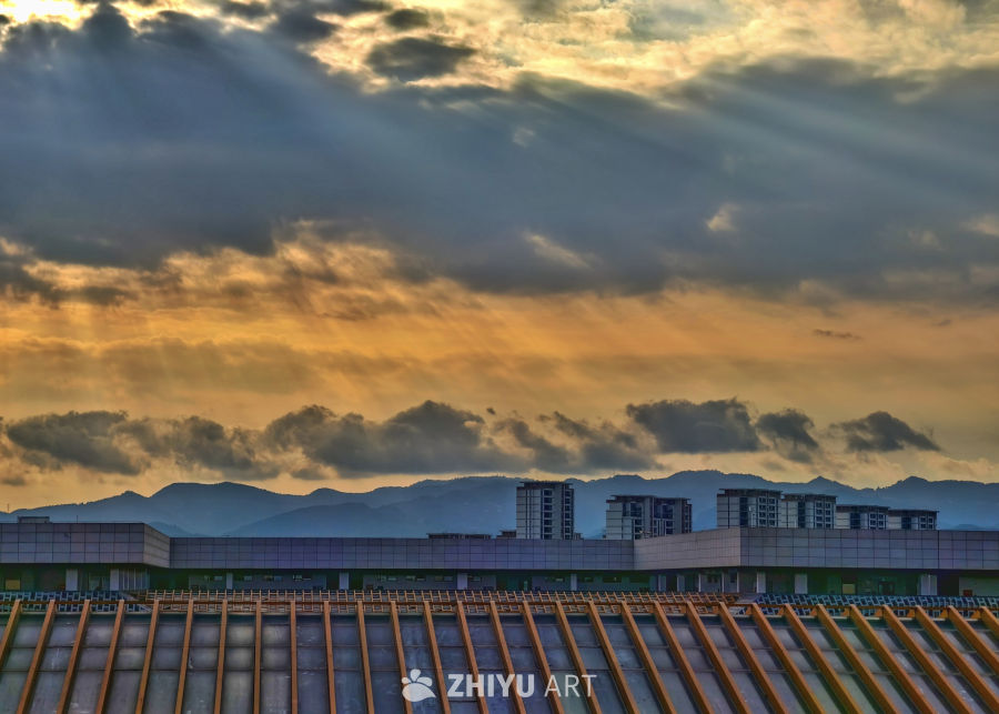 夕阳下的城市与山脉