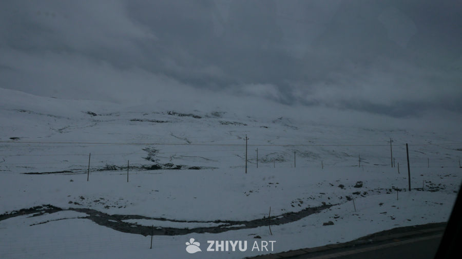 雪覆盖的山间小路