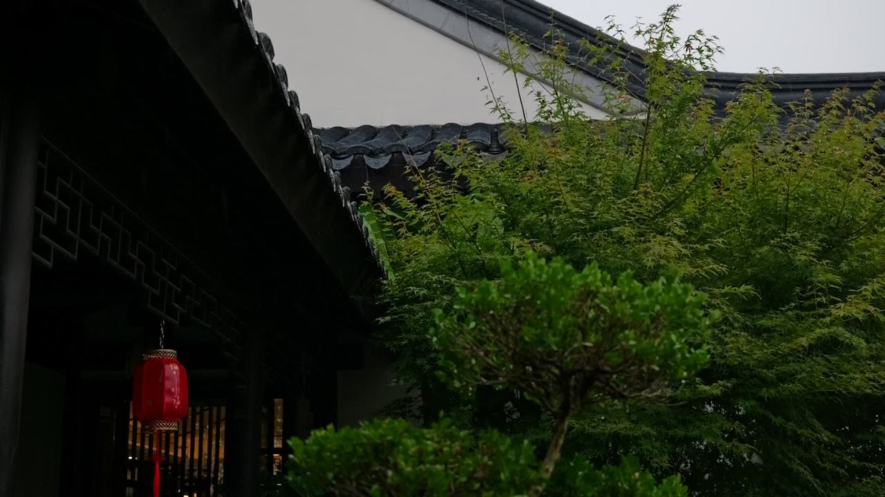 中式屋檐，雨天