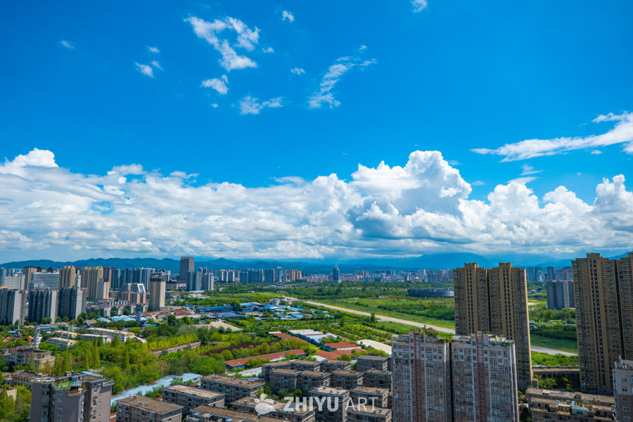 蓝天白云映衬下的城市